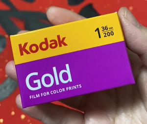 Película <span class=keywords><strong>Kodak</strong></span> <span class=keywords><strong>Gold</strong></span>, Grado Original Estadounidense, Película a Color 200 135. - Product Image 2