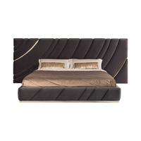 Ensemble de meubles de chambre à coucher de luxe italien, lit king size, grande tête de lit, cadre en acier inoxydable, lit rembourré en cuir