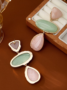 Kaimei 2026 bijoux de mode en gros <span class=keywords><strong>pas</strong></span> <span class=keywords><strong>cher</strong></span> femmes accessoires résine pierres précieuses boucles d'oreilles pendantes 18k or longues boucles d'oreilles géométriques - Product Image 6