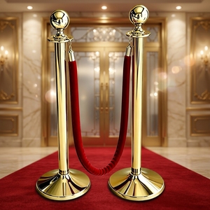 Poteau <span class=keywords><strong>de</strong></span> guidage doré avec base évasée et corde en velours rouge pour le contrôle des foules lors d'événements - Product Image 5