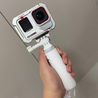 Vente en gros Insta360 Ace Pro 2 Glacier White Play Set, Caméra d'action avec vidéo 8K, écran rabattable de 2,4 pouces, double puce IA, objectif Leica, en vrac