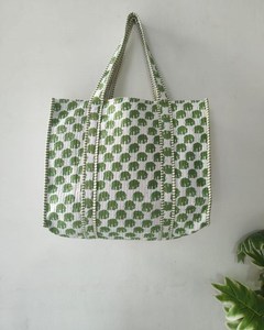 Sac fourre-tout en coton matelassé à motif animalier imprimé au bloc, fait main, sac à bandoulière pour le shopping et les voyages, pour femmes - Product Image 2