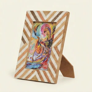 Cadre photo en bois rectangulaire vertical fait main à motif chevron pour présentation créative sur table - Product Image 1