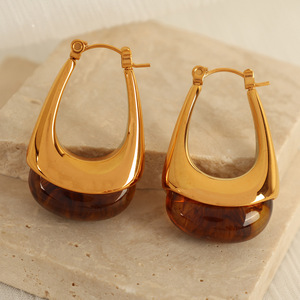 Boucles d'oreilles pendantes géométriques en résine plaquées or 18 carats style vintage, boucles d'oreilles créoles en U tendance pour femmes, vente en gros - Product Image 4