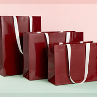 Sac shopping personnalisé en papier brillant bordeaux, sac cadeau robuste avec larges poignées en ruban tissé
