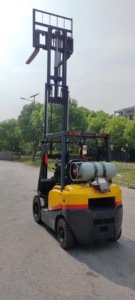 Chariot élévateur TCM d'occasion à GPL, économique et performant, pour charges de 3 tonnes, avec déplaceur latéral de 4,5 m, idéal pour la fabrication et la distribution - Product Image 6