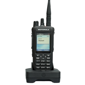 Radio Bidireccional Digital Motorola MOTOTRBO R7 FKP VHF UHF IP68 con Teclado Completo, Walkie Talkie Portátil <span class=keywords><strong>para</strong></span> Distribuidores, Suministro al por Mayor - Product Image 1
