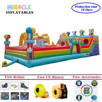 Aire de jeux gonflable géante personnalisable avec toboggan pour location en extérieur, parcs, festivals et célébrations