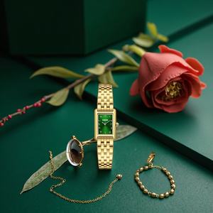 Montre-bracelet de luxe pour femme en acier inoxydable avec cadran arabe carré vert élégant, mouvement à quartz, personnalisable avec nom en or - Product Image 4