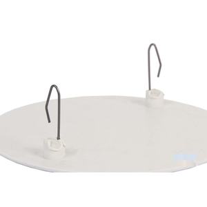 Tapa con garra metálica - Tapa de 106x37 mm, fabricada en metal, ofrece una sujeción firme y duradera para diversas aplicaciones. - Product Image 1