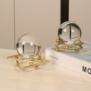 Adorno de Bola de Cristal Suo Jun con Base de Metal 7145A, Decoración de Oficina y Hogar de Estilo Europeo, Forma Geométrica, Regalo - Product Image 1