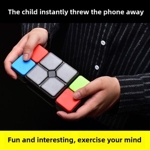 Mini cube musical transfrontalier Oonies Flipslide Game, jeu électronique portable 2x2x4 - Product Image 2