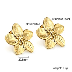 Boucles d'oreilles clous tendance pour femmes, plaquées or 18 carats, hypoallergéniques, motif floral, en acier inoxydable - Product Image 2