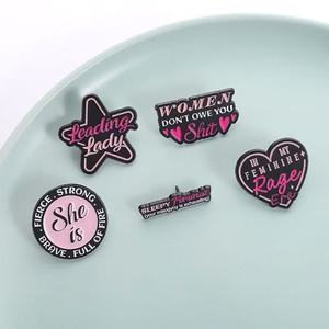 Épinglette en émail à la mode avec citations féministes indépendantes, mon époque de <span class=keywords><strong>rage</strong></span> féminine, elle est féroce, forte, courageuse, pleine de feu, en métal - Product Image 3