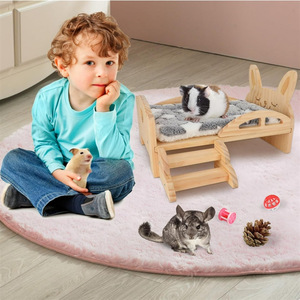 Hamac en bois pour cochon d'Inde avec escalier, lit surélevé pour hamster et lapin, couleur bois naturel, coussin en fausse fourrure, utilisation automne-hiver - Product Image 2