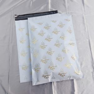 Sacs d'expédition blancs mats de qualité supérieure avec motif doré intégral - Enveloppes polyvalentes autocollantes pour le commerce électronique et l'emballage cadeau - Product Image 3