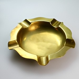 Cendrier artisanal en laiton massif, décoratif, rond, pour cigarettes et cigares, accessoire de fumeur vintage pour la maison et le bureau - Product Image 1