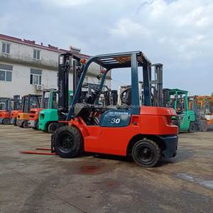 Chariot élévateur diesel 3 tonnes en bon état, importé d'origine, avec déplaceur latéral, nouveau cadre à trois portes FD30 - Product Image 3