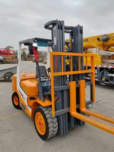 מלגזות דיזל TCM משומשות, עם משקל עבודה של 3 טון, וגם דגמים של 3.5 ו-5 טון. - Product Image 4