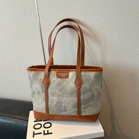 Sac bandoulière tendance 2026 pour femme, petit format carré, avec fermeture éclair, rabat et sangle unique, en cuir PU avec lettres