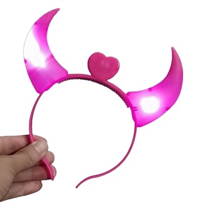 Serre-tête lumineux LED personnalisé pour fête de Noël, concert, rave, avec cornes clignotantes et lumineuses - Product Image 1