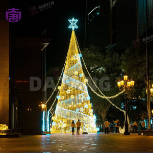 Un grand sapin de Noël avec lumières qui orne les entrées d'hôtels, les centres commerciaux et les lieux de rassemblement des festivals d'hiver - Product Image 3