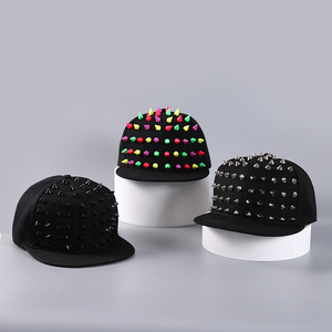 Casquette Snapback Unisexe Style Punk avec Rivets, Casquette de Baseball à 6 Panneaux Ajustable pour Adultes, Couleur Unie, Tenue Décontractée - Product Image 1