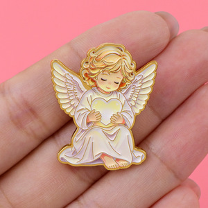 Spilla in smalto con angelo guardiano inginocchiato dorato, cherubino in preghiera stile cartone animato, cuore luminoso e ali, distintivo da bavero per souvenir da chiesa - Product Image 3