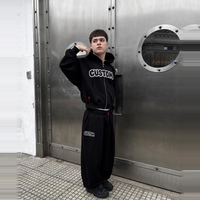 Ensemble survêtement homme personnalisé avec sweat à capuche zippé et pantalon de jogging – Tenue de sport deux pièces streetwear – Vente en gros OEM – Joggers noirs