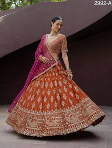 Fournisseur indien : Lehenga Choli évasé en soie slub royale avec blouse et dupatta de créateur, idéal pour les tenues de soirée ethniques, disponible à la vente - Product Image 1