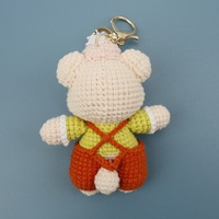 Mignon ours en crochet tricoté à la main avec sangle cerise, breloque ours en crochet, accessoire de sac de dessin animé fait main
