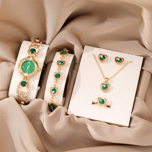 Best-seller transfrontalier <span class=keywords><strong>Montre</strong></span> à quartz <span class=keywords><strong>tendance</strong></span> pour <span class=keywords><strong>femme</strong></span> avec cadran en verre incrusté de diamants Bracelet de 10 mm Ensemble <span class=keywords><strong>tendance</strong></span> collier et bracelet - Product Image 4