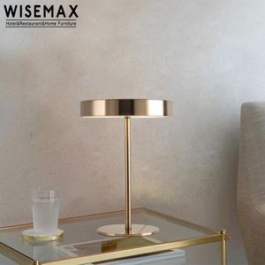 WISEMAX FURNITURE Lampe de chevet minimaliste nordique pour chambre à coucher Lampes de salon Lampe de table à led en métal doré pour <span class=keywords><strong>la</strong></span> décoration intérieure - Product Image 3