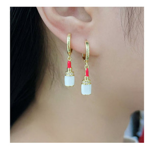 EM1447 Boucles d'oreilles à tige en émail plaqué or et cerise rouge, émail des années <span class=keywords><strong>80</strong></span> rouge blanc <span class=keywords><strong>maquillage</strong></span> flocon de neige boucles d'oreilles Huggie Hoop - Product Image 1