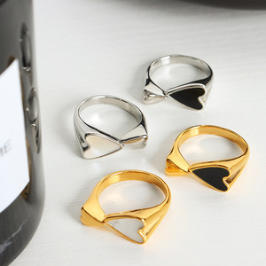 Bague double cœur en nacre blanche pour femme |   Acier inoxydable plaqué or 18K PVD |   Imperméable Hypoallergénique - Product Image 3
