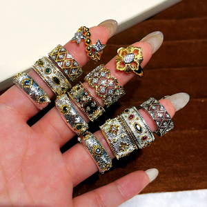Ciondolo a quadrifoglio da donna in rame elettrolitico italiano, con lavorazione a filo, stile vintage Brati, con intarsi di diamanti e motivo floreale a croce - Product Image 1