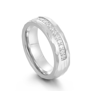 Bague de couple en acier inoxydable plaqué or 18 carats avec zircon cubique taille princesse, design de luxe, tendance et classique, vente en gros - Product Image 6