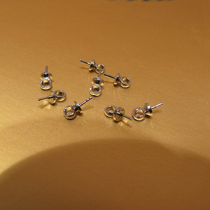 Pendientes de tuerca de aleación de zinc con forma de letra, joyería minimalista, accesorio de moda unisex - Product Image 2