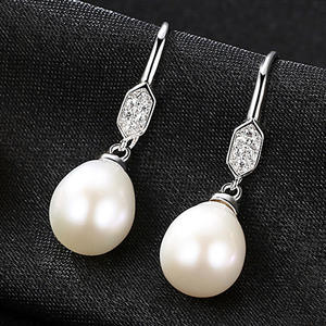 Les boucles d'oreilles européennes et américaines haut de gamme en argent S925 et en perles d'eau douce sont des bijoux pour femmes à vendre à chaud - Product Image 6