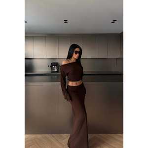 Ensemble jupe et haut à manches longues couleur café foncé avec imprimé unique - Product Image 3