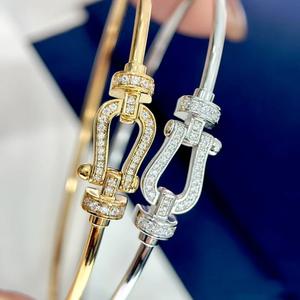 Venta al por mayor de pulsera de hebilla de herradura clásica de tamaño para mujer, pulsera chapada en oro de gama alta de lujo con luz de diamante completo en forma de U - Product Image 5