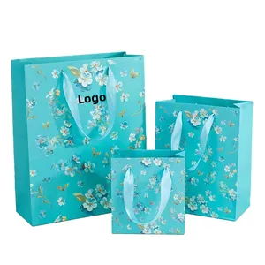La bella stampa floreale blu e rosa ha personalizzato il tuo sacchetto di carta con logo per l'imballaggio del regalo dello shopping