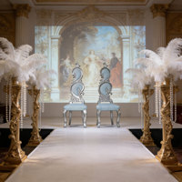 Chaise de banquet de luxe durable en argent sculpté à dossier haut moderne pour salle à manger commerciale, siège en cuir blanc, mariée et marié, hôtel, banquet/événement