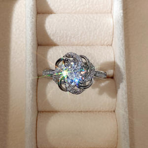 F1386 Anello da Donna in Oro Bianco con Diamante Taglio Brillante Rotondo Colore G Naturale Gioiello di Fidanzamento con Diamanti Laterali - Product Image 3