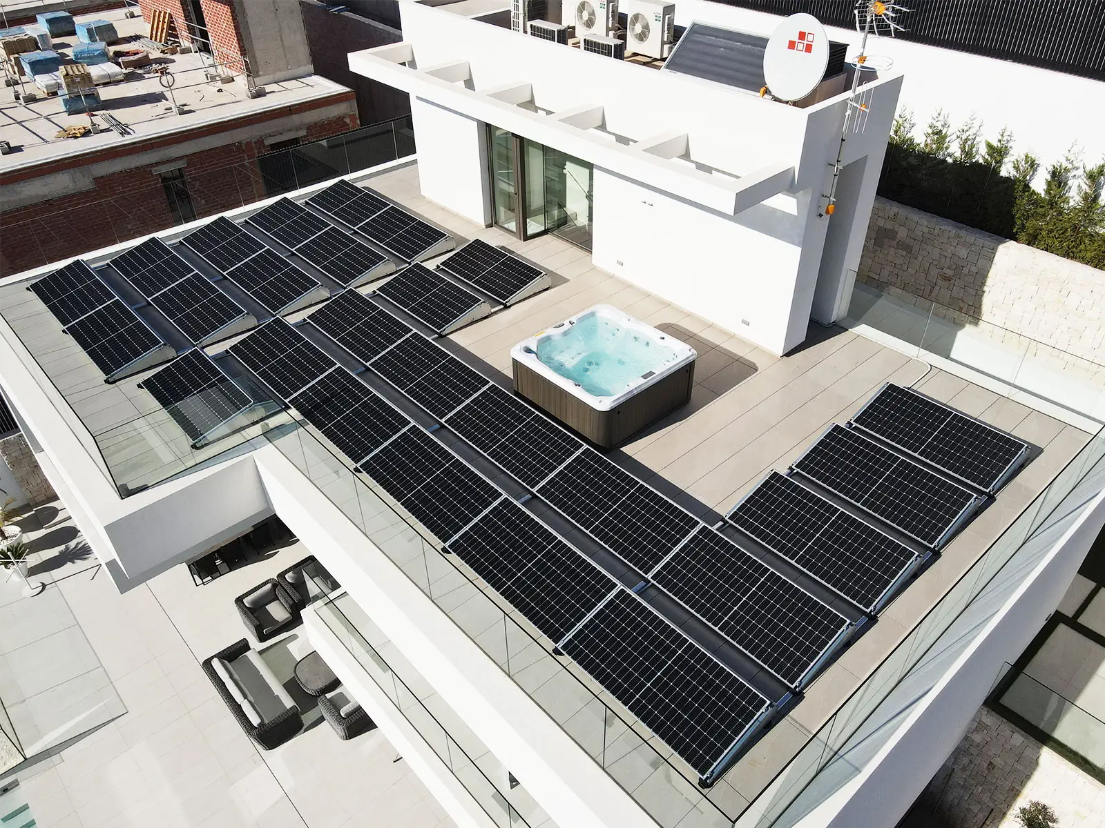 Sistema solar híbrido en la red de crecimiento comercial para el hogar 30kw 50kw 100kw para instalación en el techo y el suelo