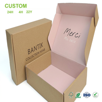 Boîte d'expédition en carton ondulé kraft personnalisée avec intérieur rose pour vêtements et tenues modestes, idéale pour la vente en gros et l'affichage en magasin.