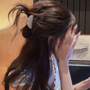 Accessorio per Capelli di Alta Gamma con Perle Scintillanti Incastonate di Diamanti e una Molletta Semi-Circolare al Collo. - Product Image 5