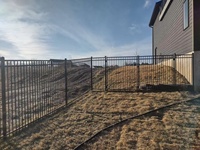 Clôture en aluminium anti-rouille à faible entretien - Panneaux à 3 rails à sommet plat, revêtement poudré noir, pour maisons et jardins nord-américains