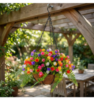 Panier suspendu en plastique avec petites fleurs colorées et fougères pour la décoration intérieure de Noël et de Pâques