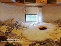 Mini-caravane standard américaine moderne et mobile tout-terrain pour une famille, offrant un confort de couchage optimal